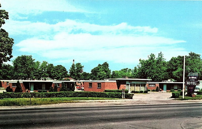 Jim Williams Motel (Jim Williams Motor Hotel) - Vintage Postcard (newer photo)